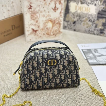 Dior  D-Arch Montaigne 001